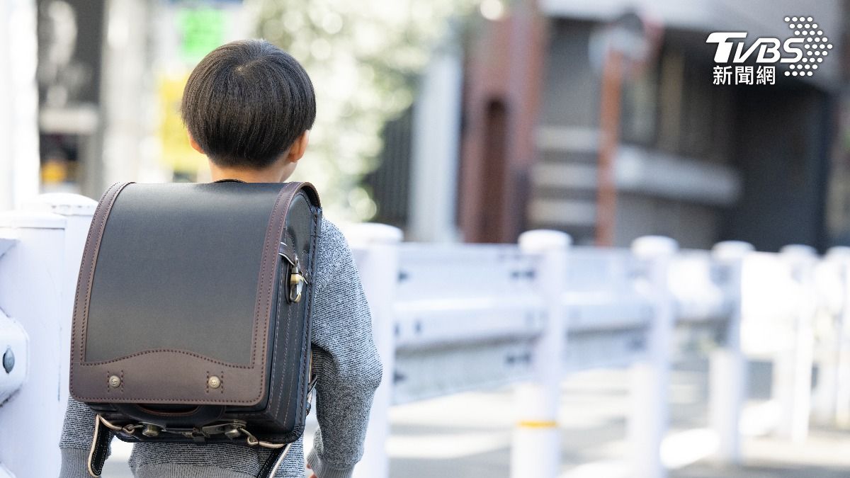 太軟竟傷身!醫揭「書包選錯」恐脊椎受傷:寬肩帶、胸扣是標配