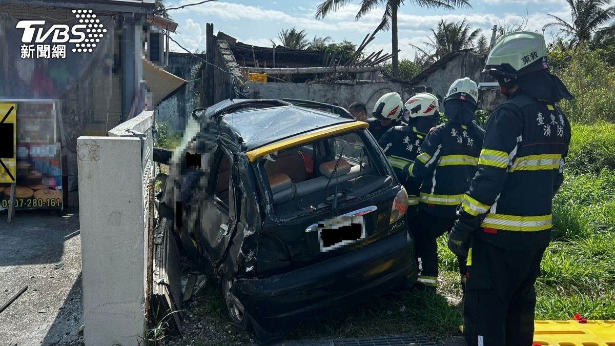 台11線自撞民宅!車頭全毀「卡死駕駛座」 7旬翁命危送醫