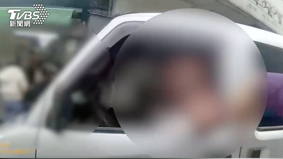 獨家影音/開車抽菸被攔!男不滿遭開單 竟怒嗆警「等一下揍你」