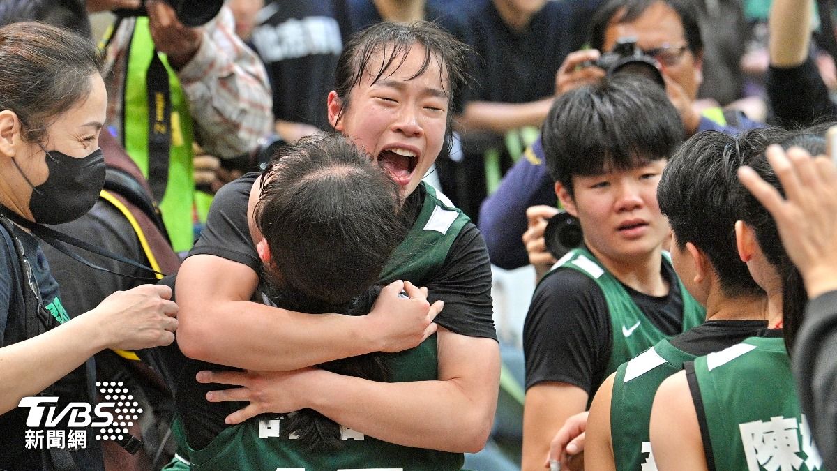 陽明高中奪得HBL隊史首冠，球員激動相擁。（圖／胡瑞麒攝）