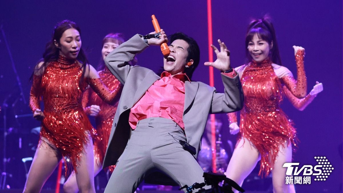 康康裡面沒穿內褲「透出挪威森林」!蕭敬騰為他急返台 天王私交曝光