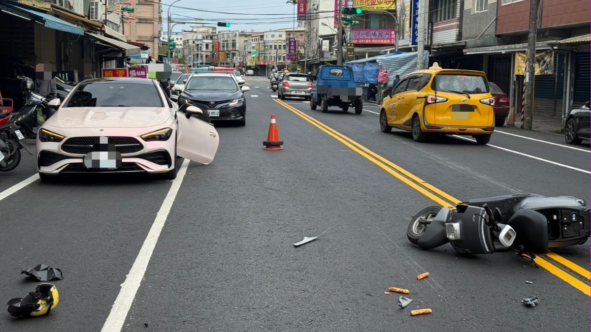 路邊車突「開門」 微電車閃避不及倒地傷