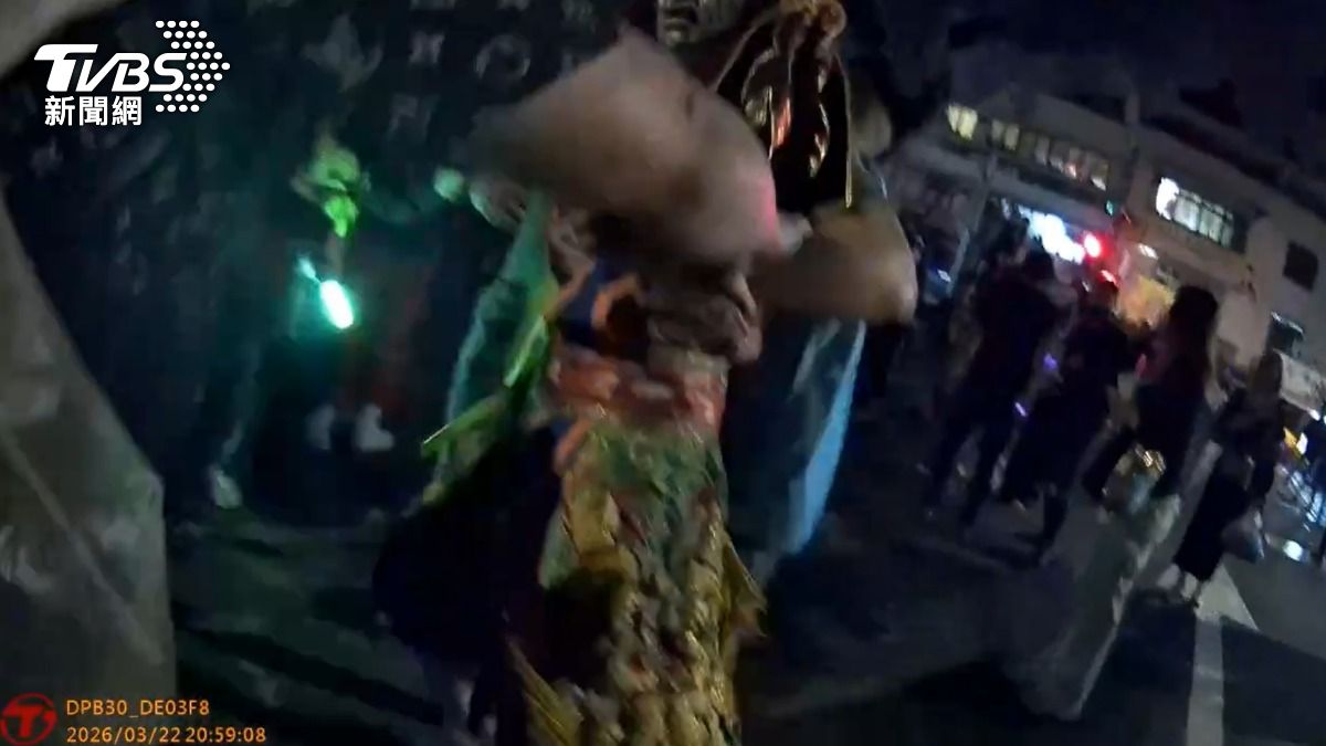 深坑宮廟遶境成格鬥擂台賽!男揮舞法器險傷人 八家將也參戰