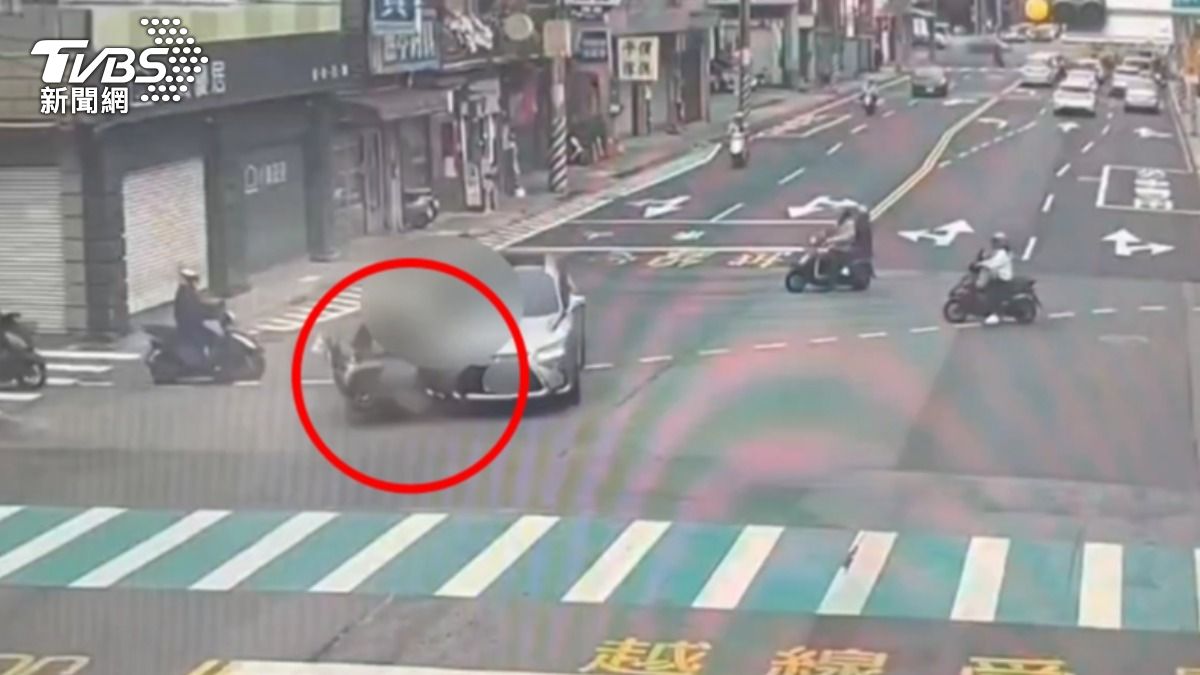 轎車貪快闖燈!外送員「翻滾多圈」慘遭撞飛 驚險瞬間曝