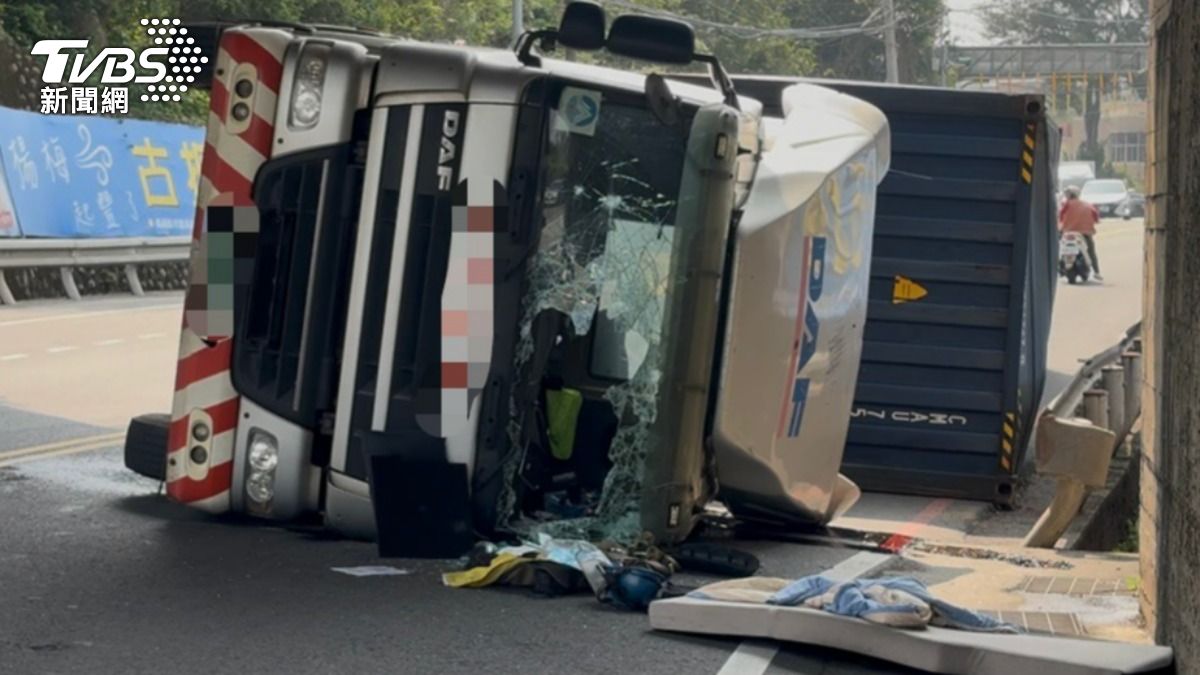 未注意限高!貨櫃車「猛撞涵洞翻覆」超驚險 現場一片狼藉