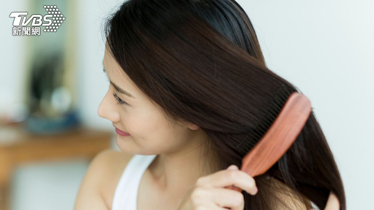 髮質竟是好命的象徵?日本爆紅「順髮梳」 染燙受損也能用