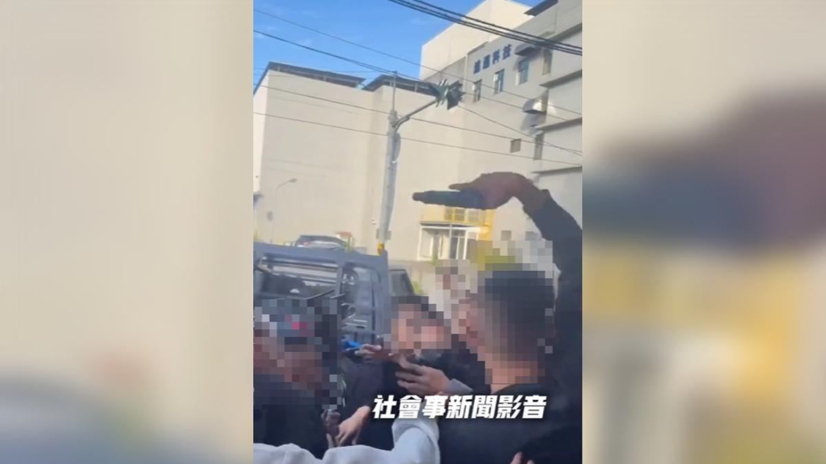 新竹街頭爆鬥毆!疑飆車引糾紛 黑衣男「亮槍恐嚇」嚇壞眾人