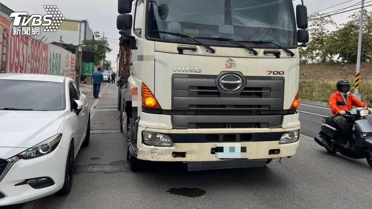 快訊/高雄騎士偏離車道 捲大貨車巨輪遭輾過死亡