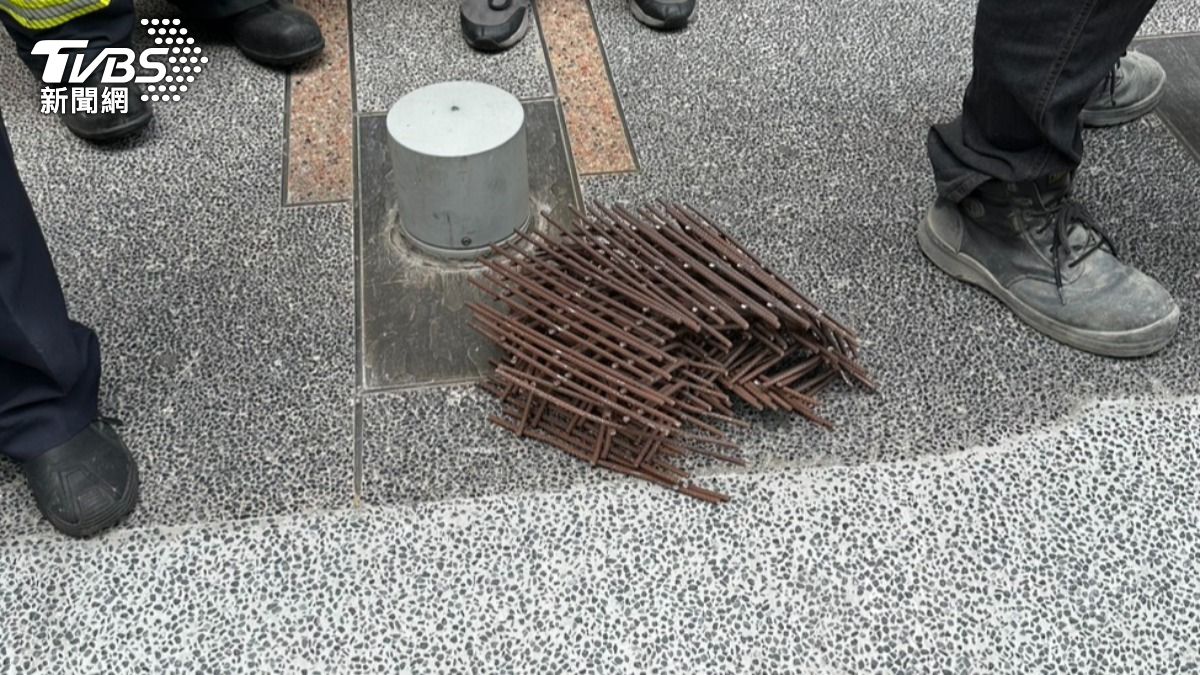 鋼構從天而降。(圖/TVBS) 圖/鋼構從天而降。(TVBS 提供)