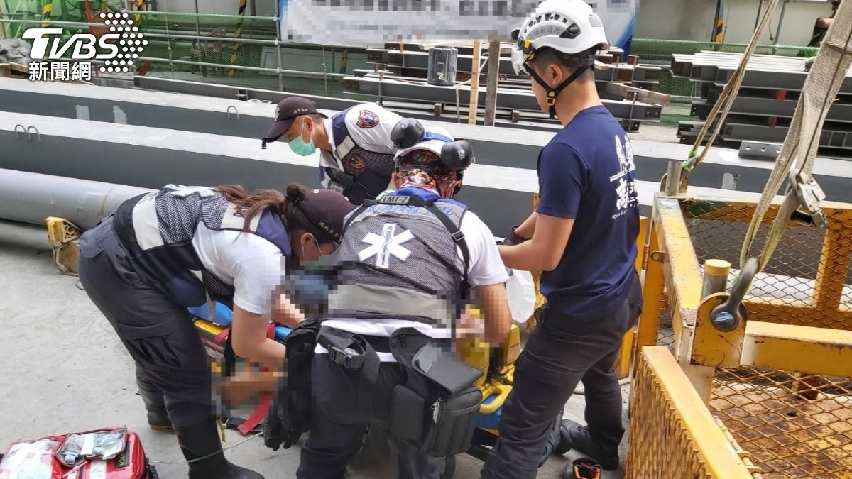移工遭鋼筋重砸，經緊急送醫後宣告死亡。（圖／TVBS）