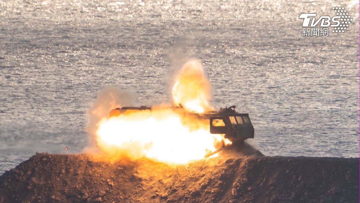 實彈轟爆退役裝甲車!陸軍「正義操演」打真的 敵軍登陸下場超慘