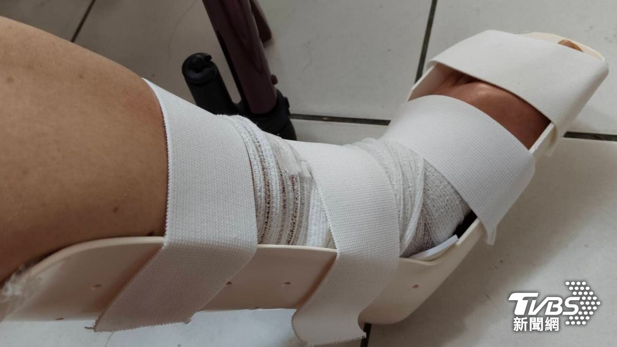 獨家/雨都操場排水差生「青苔」家長接送滑倒骨折!提國賠捍衛安全