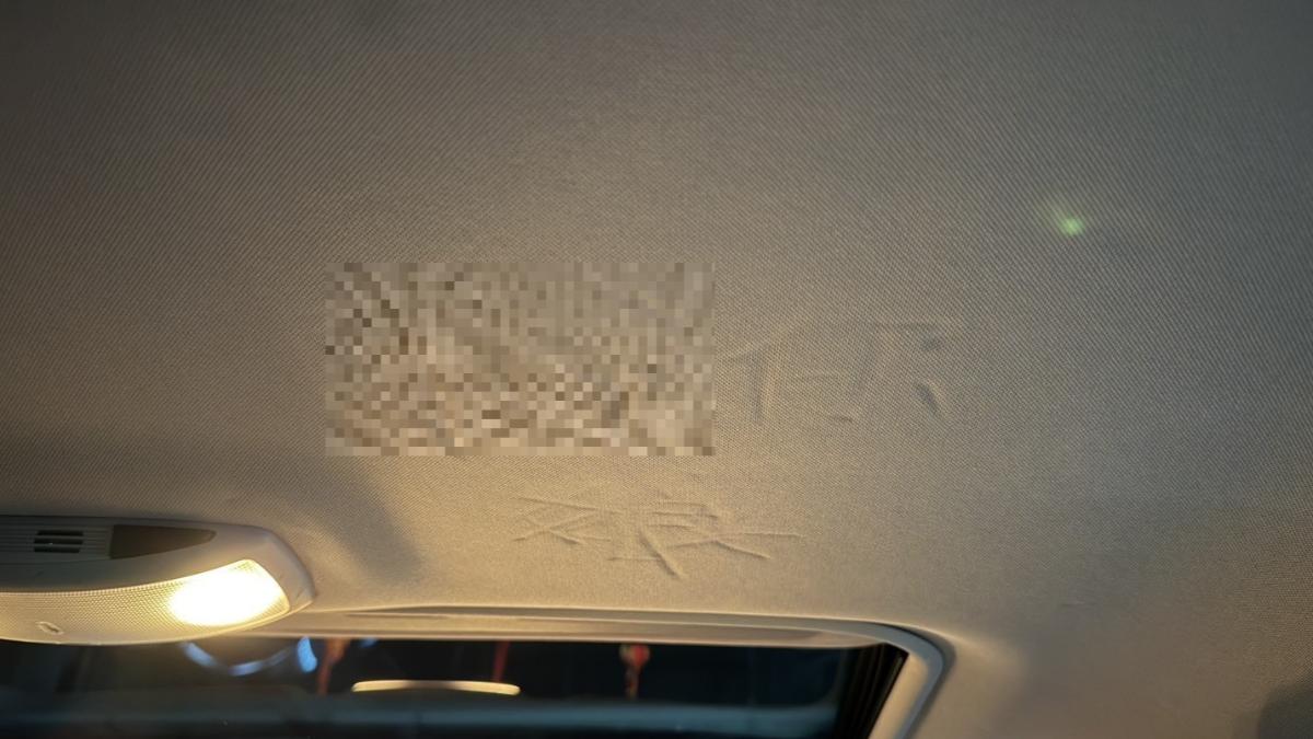 影音/愛車送洗遭塗鴉? 頂篷驚見不雅字眼 常客車主怒告洗車場