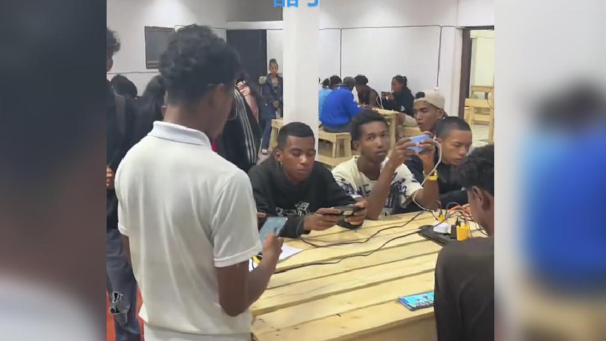 陸男赴馬達加斯加開「手機網咖」爆紅 10人擠看1支手機