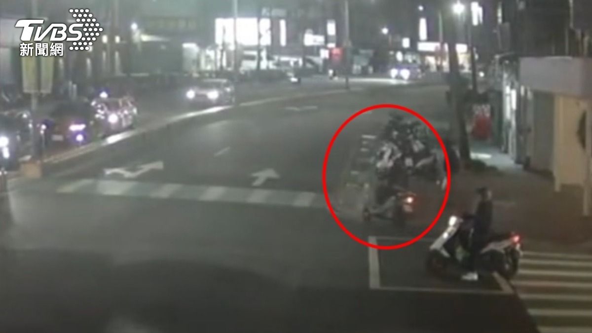 獨/騎車搖晃闖紅燈!49歲男遭攔查 「唾液快篩陽性」毒駕曝光