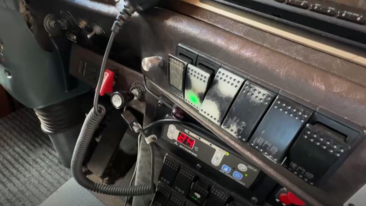 影音/客運車門故障關不上!熱心男「手按73公里」撐1小時抵新竹