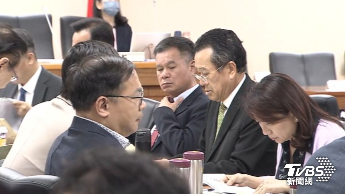 影音/審國防預算爆顧立雄打暗號! 徐巧芯轟指揮綠委:變國防部官員?