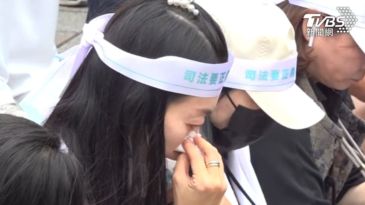 影音/柯文哲遭判17年! 小草哭喊「清清白白」 柯媽媽心疼落淚