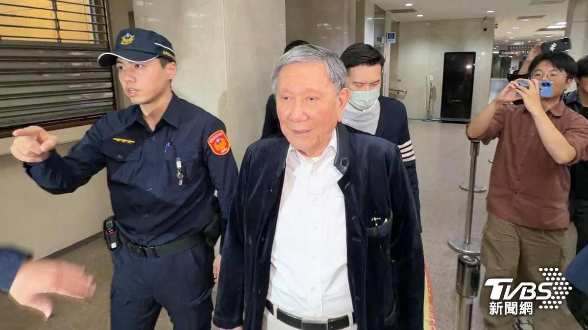 「講完就放我走」沈慶京加保3千萬步出法院 控檢「逼咬柯P」