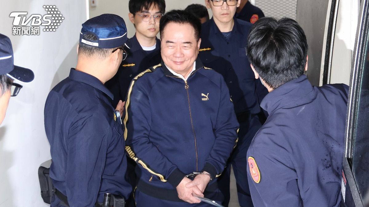 快訊/蔡正元笑著上囚車!三中案遭判3年半今入監 上銬畫面曝