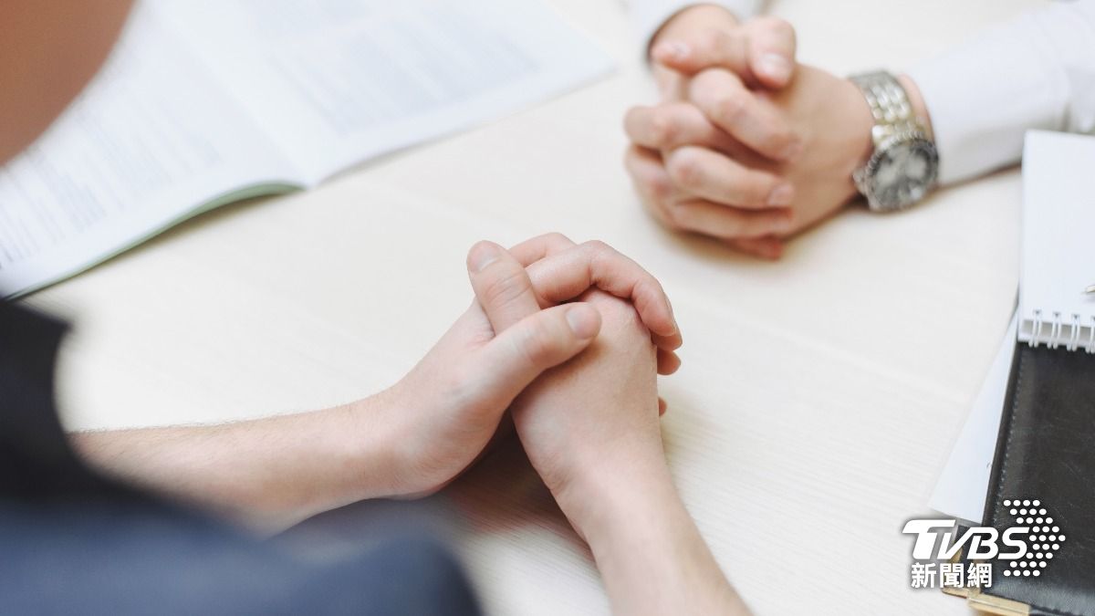 面試竟成「選妃現場」!妹子遭酸皮膚黑、照騙 一票過來人無奈搖頭