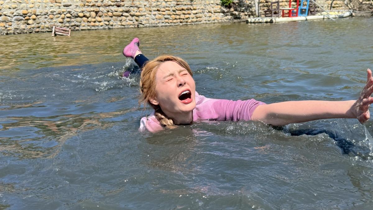 短今爆意外!錄影突「摔落水中」掙扎求救 驚險畫面曝光