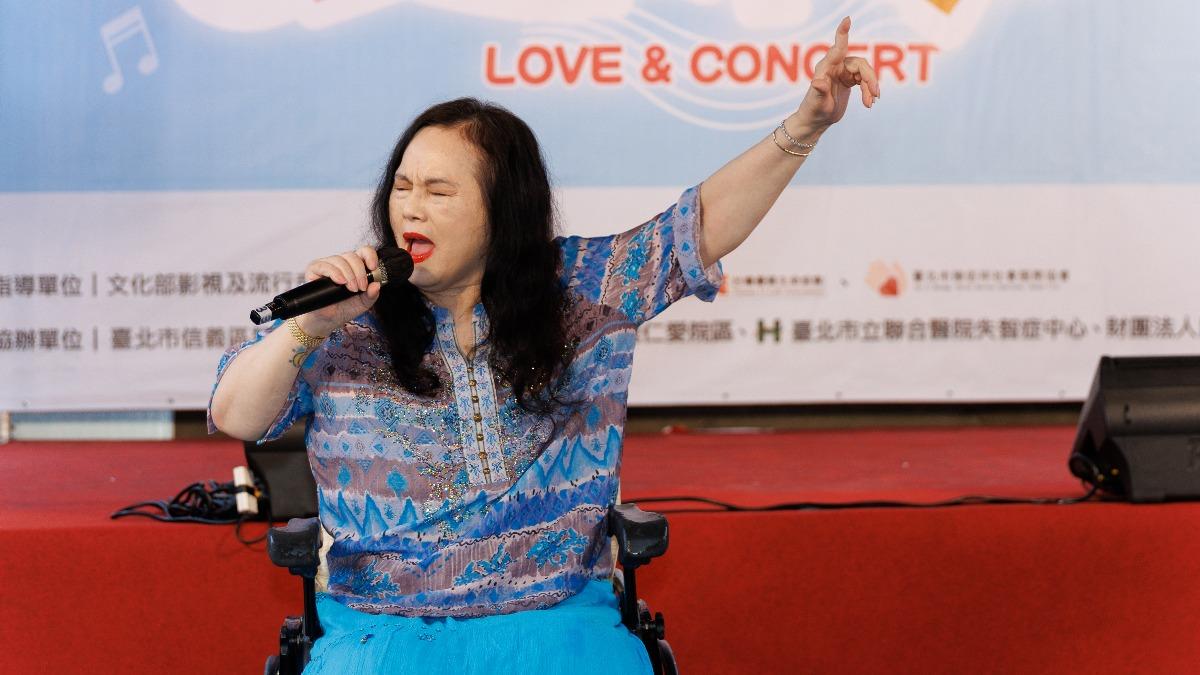 資深女星脊椎手術失敗「下半身癱瘓」 坐輪椅46年公開露臉最新近況曝