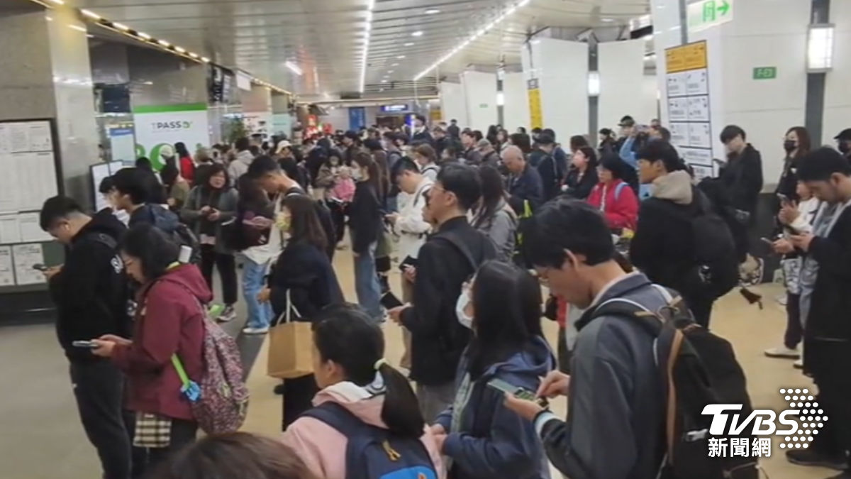台鐵大誤點「月台擠成沙丁魚」!民眾空等 上車更崩潰