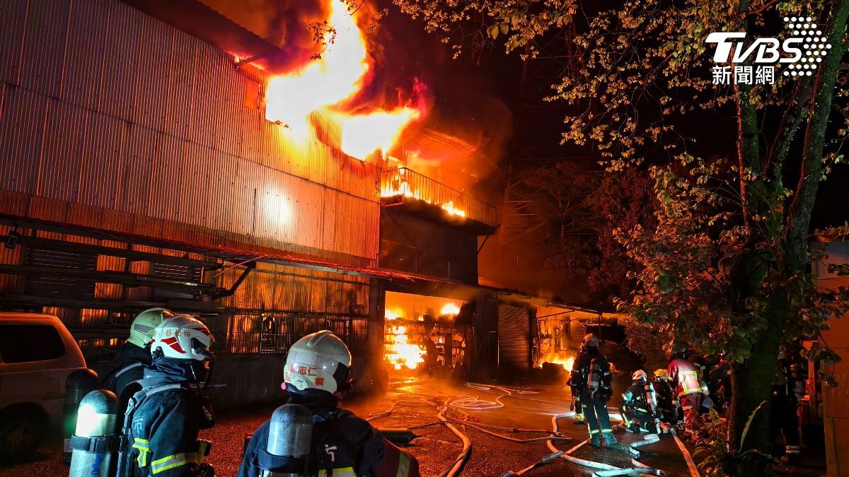 最新/南港研究院路凌晨大火!鐵皮工廠燒塌 夫妻求救後失聯