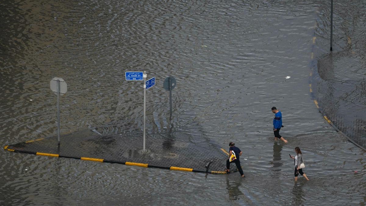 極端天氣來襲!阿聯暴雨洪災!啟動緊急措施 杜拜、沙迦淹一片