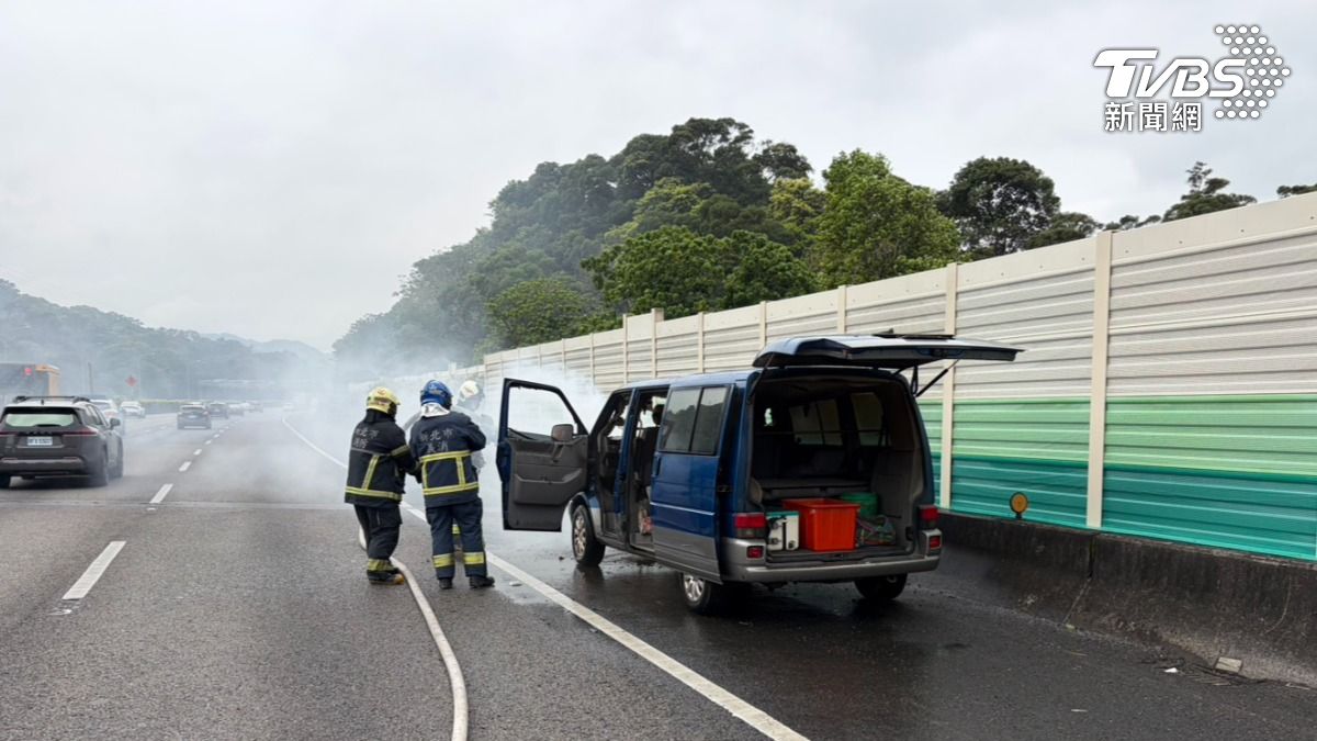 快訊/國3南下土城段火燒車!廂型車突起火 車流回堵2km