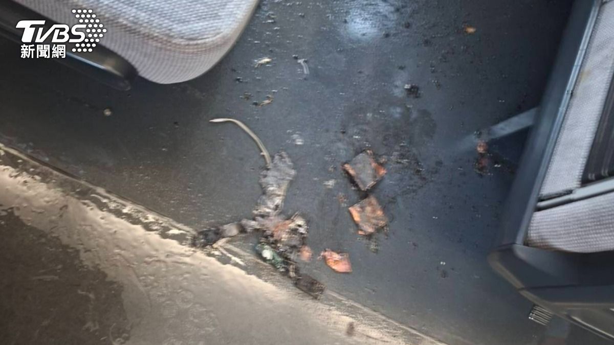 快訊/瑞芳車站自強號車廂「行動電源突冒煙」 乘客嚇壞急逃生