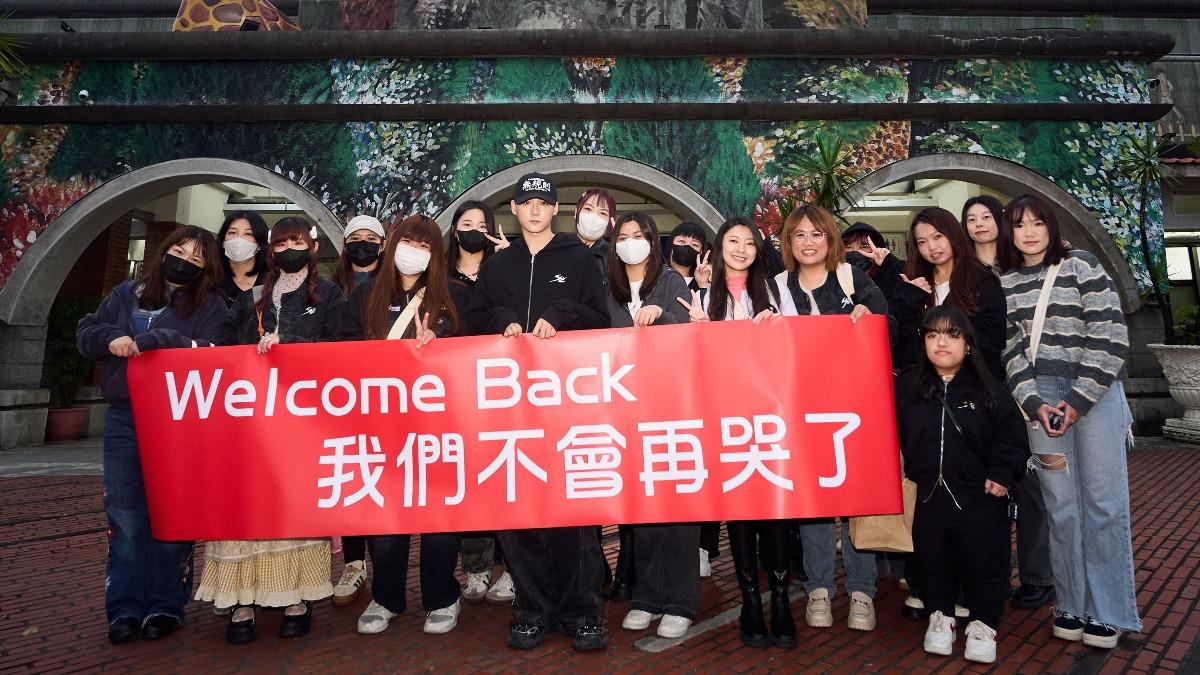 Ozone周祖安退伍了!粉絲拉紅布條迎接 開工嗨嗑麻辣火鍋