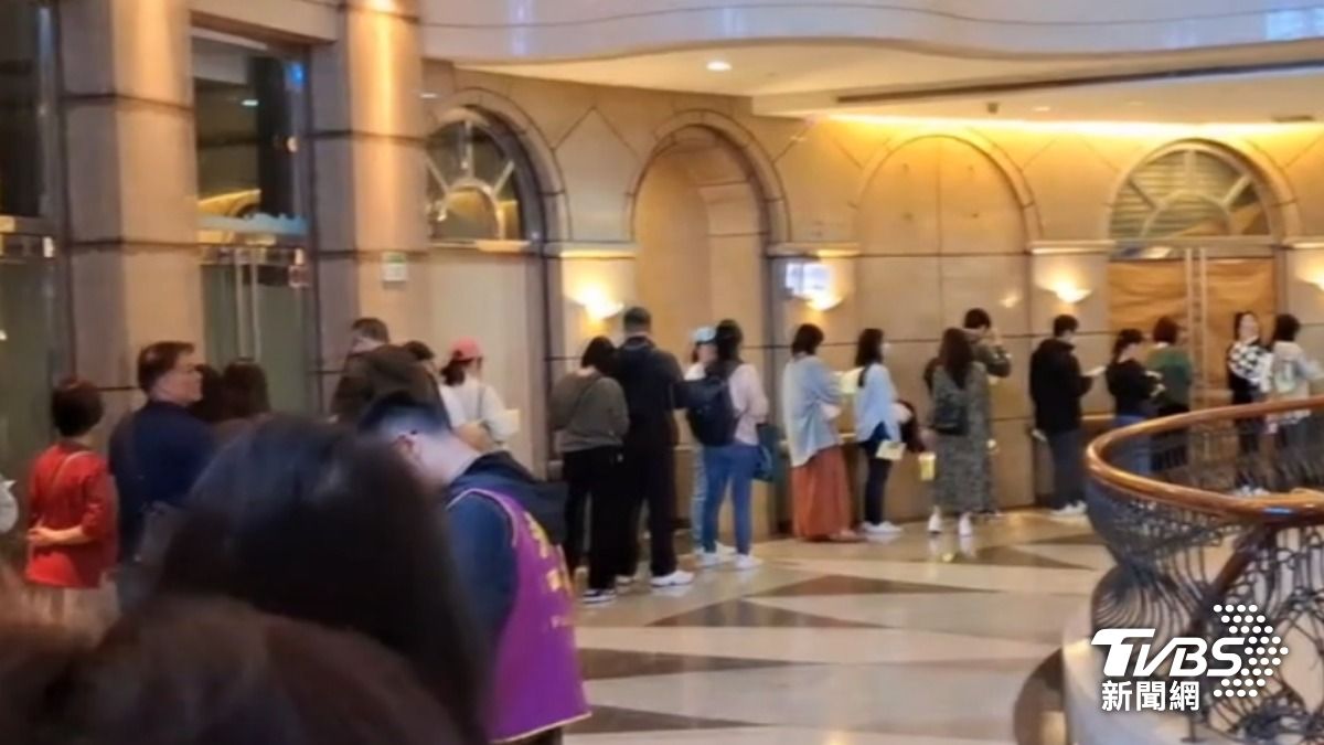 熬夜搶排也甘願! 破千位家長擠爆 幫孩子卡位「英文補習班」