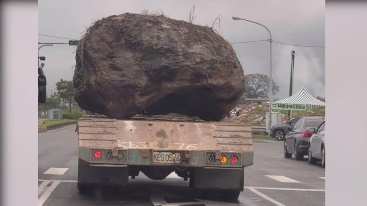 濱海公路驚見「移動巨石」!曳引車未綑牢石塊 後車駕駛怕怕
