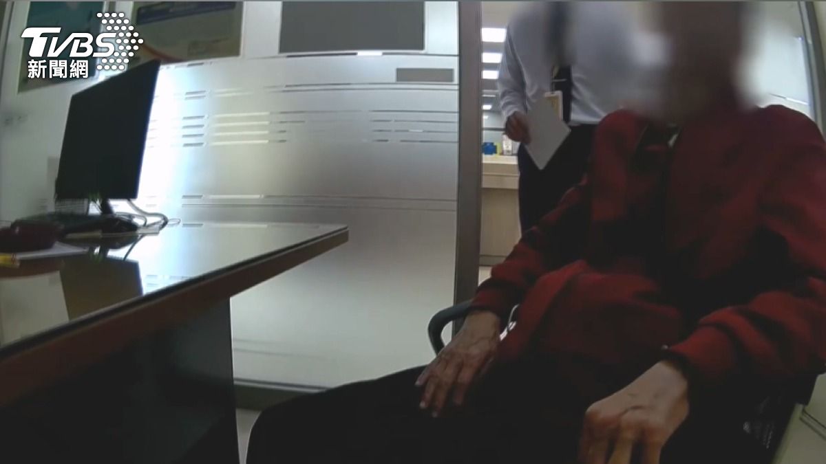 影音/82歲伯領40萬「說法一變再變」 警苦勸揭穿投資詐騙