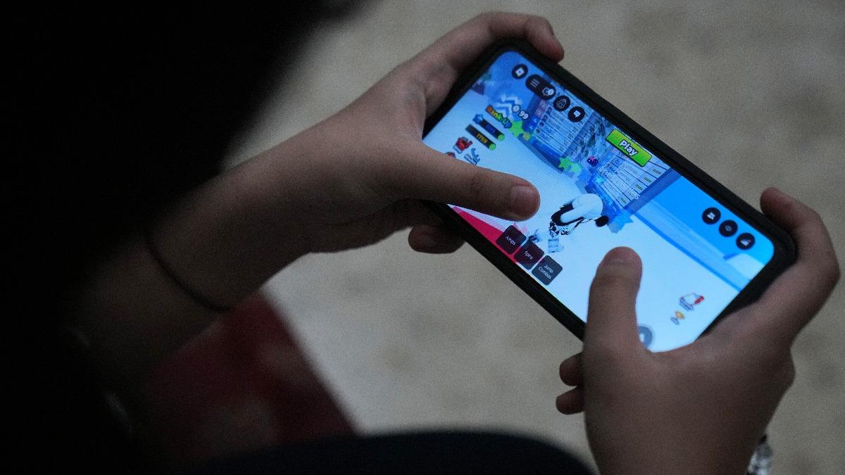 印尼禁16歲↓用社群平台!英國祭限令「這年齡」完全別碰手機