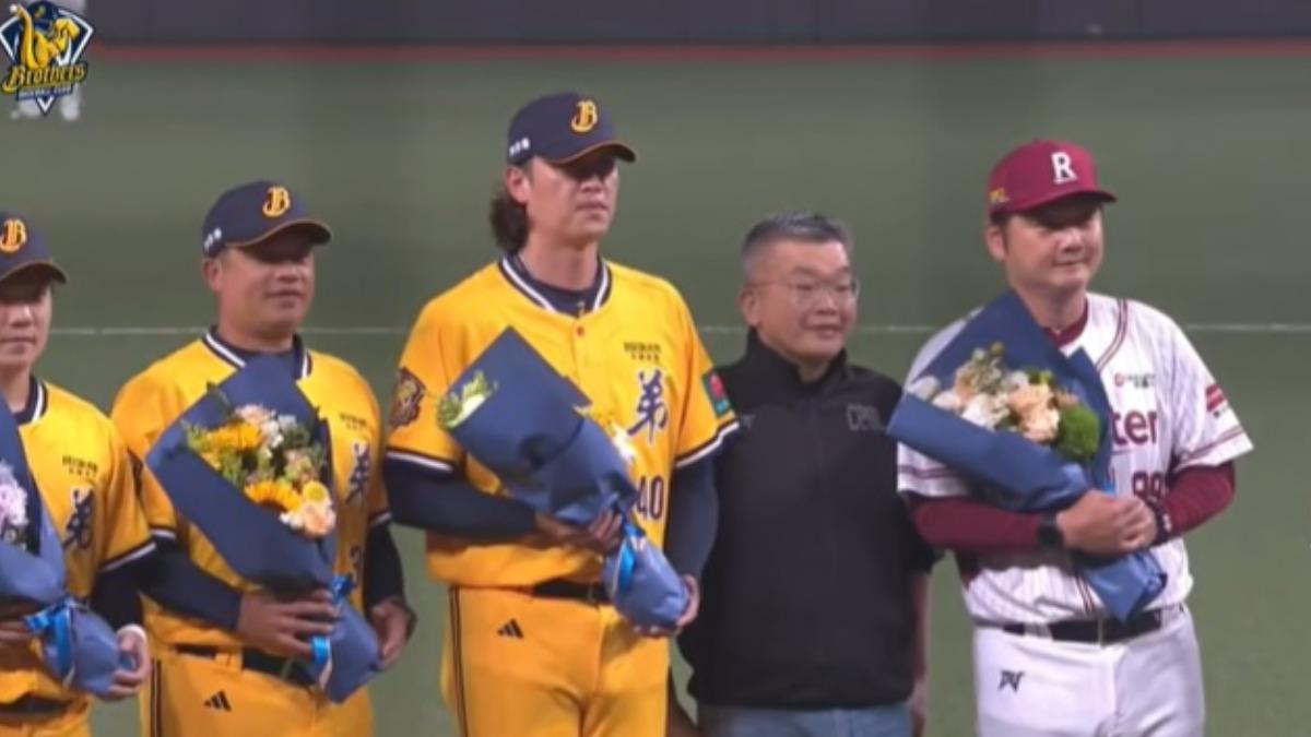 中職37年開幕戰!致敬WBC中華英雄 蔡其昌獻花致謝