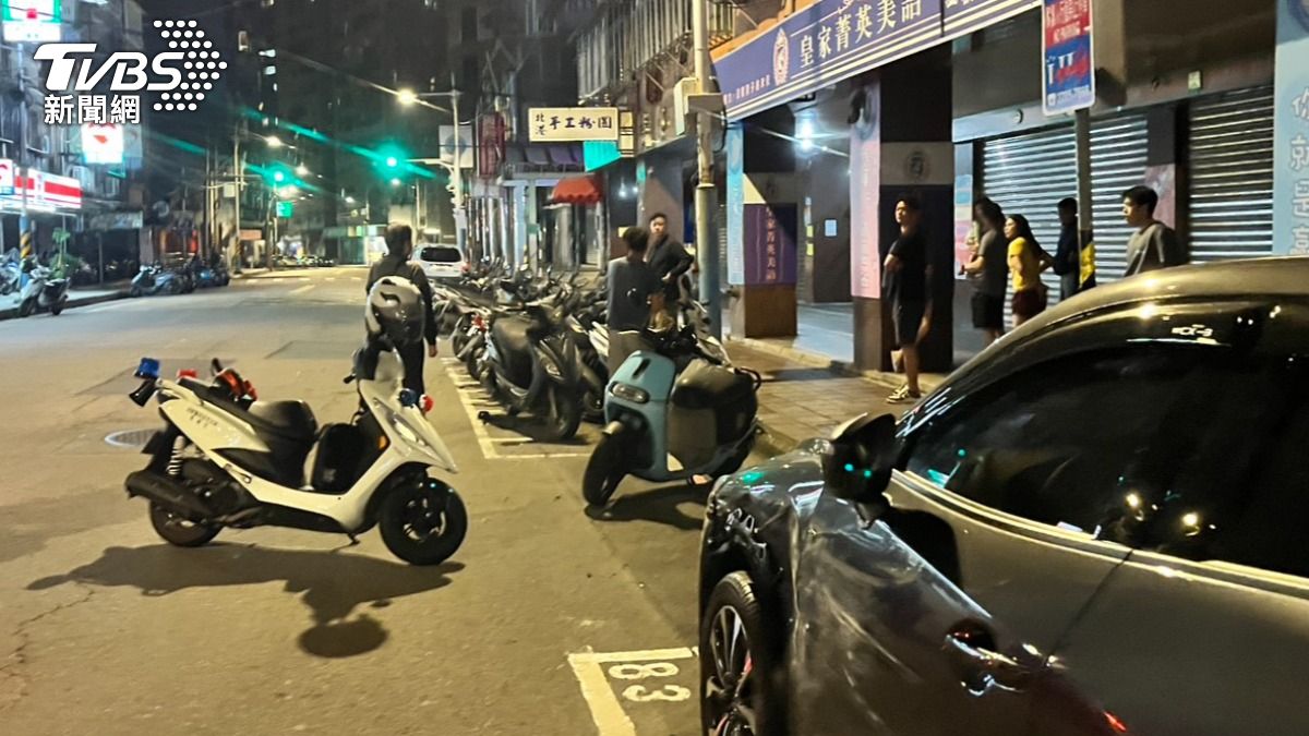 有片/累了嗎?板橋ubike貨車補習班前「骨牌式橫掃」波及路邊9車