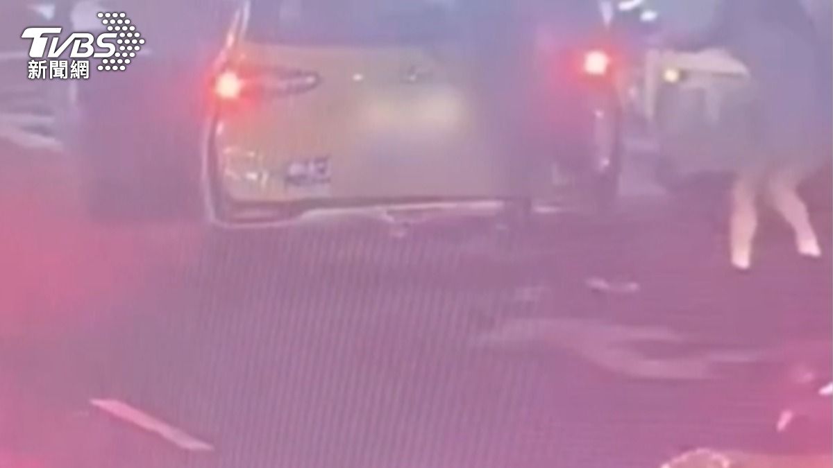 西門町濺血衝突!不滿計程車「門太難開」碎念 他毆司機還踹門