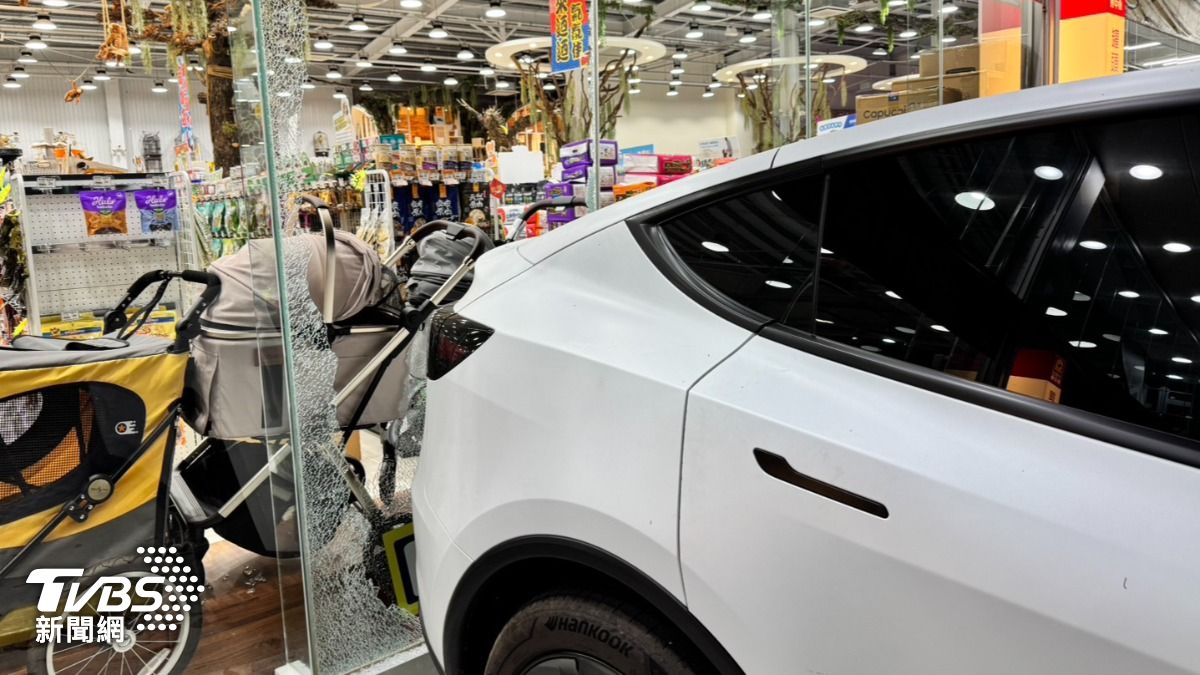 高雄特斯拉失控「倒車入店」玻璃碎滿地 賣場女店員眼神死