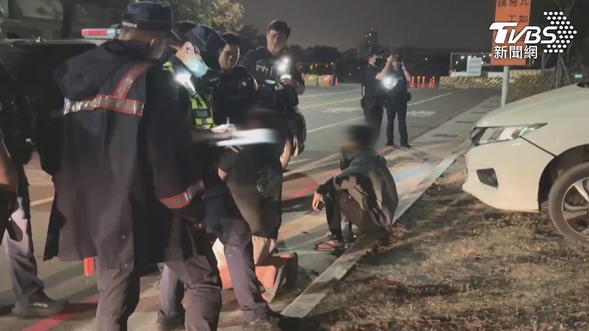 車卡輕軌他崩潰狂怪導航!見警大鬧還下跪 竟是毒駕載醉友