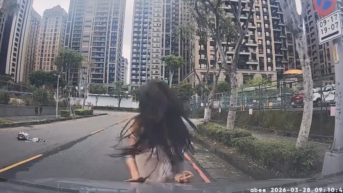 影音/新北女街頭攔車拍引擎蓋!見母到場情緒更激動 強制送醫