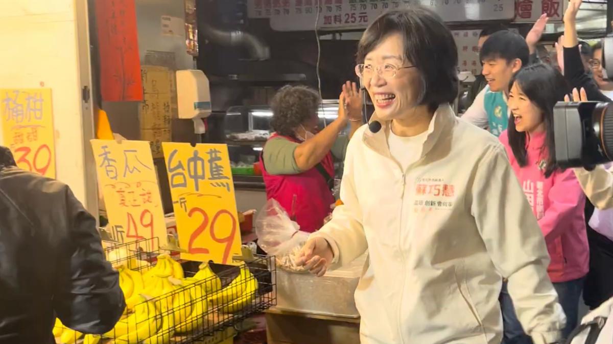 劍指李四川?攜綠小雞現身「四川路」掃街 蘇巧慧笑回一句