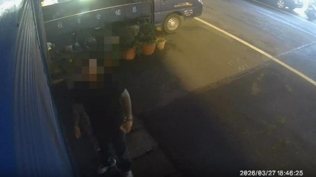 桃園男怒嗆檢舉魔人!叼菸闖鄰居家門 警到場未逮人原因曝