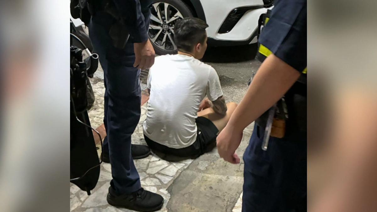 獨/公寓傳女子慘叫「救我」!父子衝頂樓見她被架住 壓制21歲男