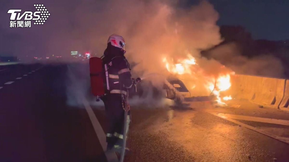 國道名車行駛中突起火!車尾燒成火球 技師揭最可能原因