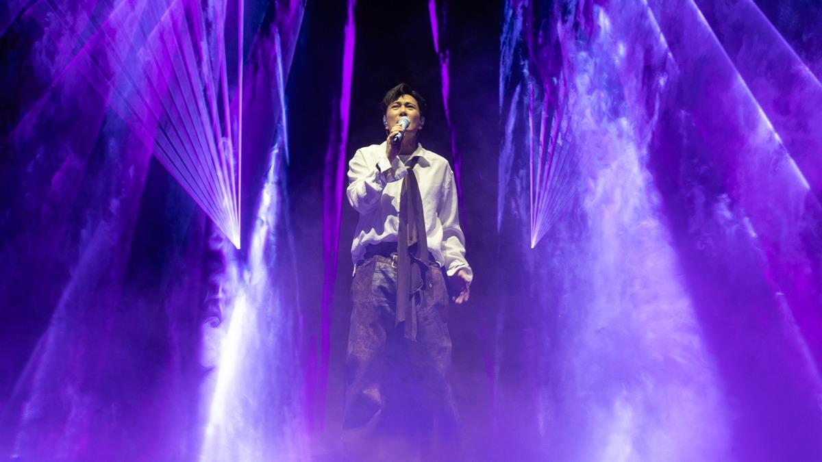 張信哲「最愛的女人」露面了!合體比愛心 台下粉絲嗨翻