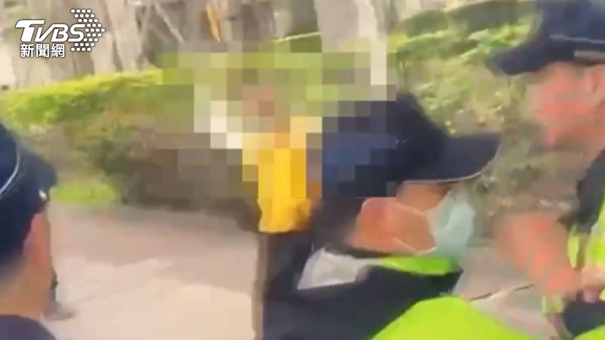 吃屎哥後又有人鬧場!游智彬往凱道「狂丟水球」 遭警阻止濺血