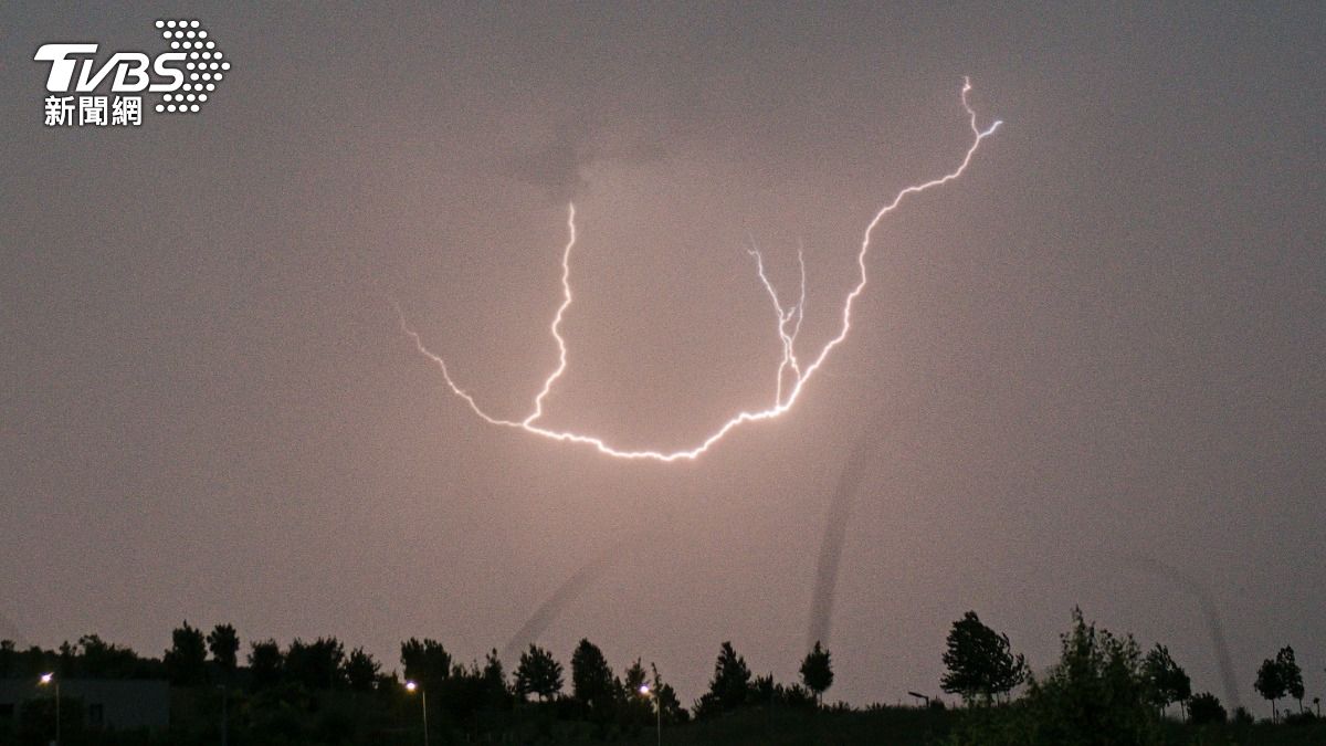死神在追我?男子曝「4度遭雷擊」經歷 崩潰發聲:它像在找我